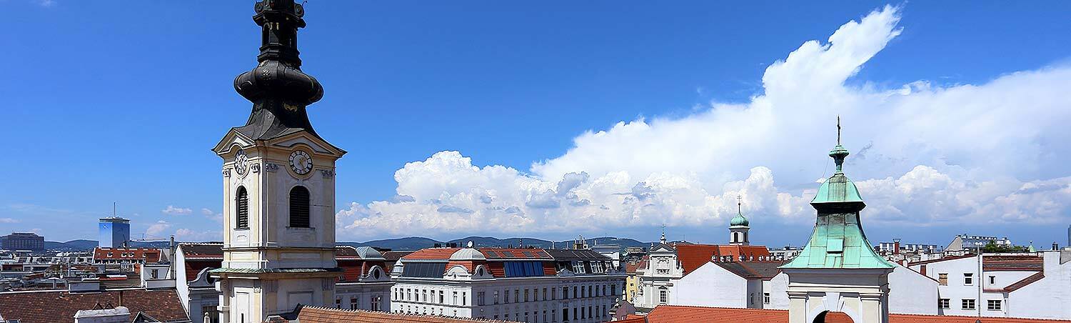 Das Bild zeigt den Turm der Wiener Klosterkirche.