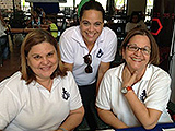 Das Bild zeigt Regina Sánchez de Zapata und zwei Kolleginnen.
