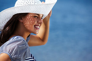 Das Bild zeigt das Cover des Granatapfel Magazins 07-08/2022 mit einer Frau, mit einem weißen Sonnenhut.