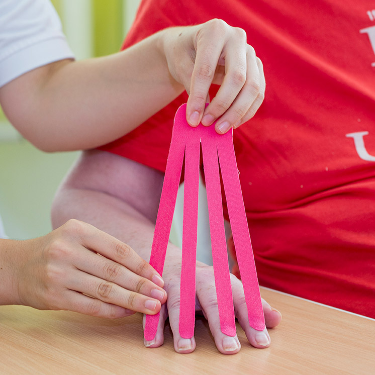 Man sieht eine Nahaufnahme von einer Fingerübung. 