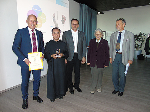 Auf dem Bild zu sehen sind: Frater Antonius Nguyen (Prior des Wiener Konventes), Albin Knauder MSc (Umweltbeauftragter) und Vorstandsmitglieder von EUROSOLAR AUSTRIA