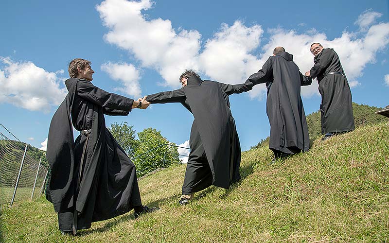 Das Bild zeigt vier Barmherzige Brüder auf ein Abhang.