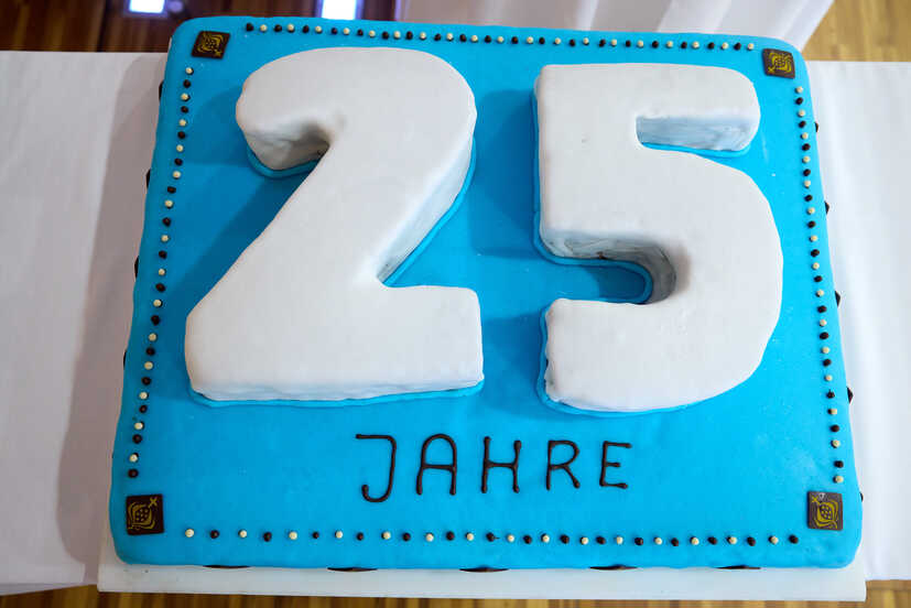 Eine Geburtstagstorte, gebacken und verziert in der Krankenhausküche, gab es natürlich auch. 