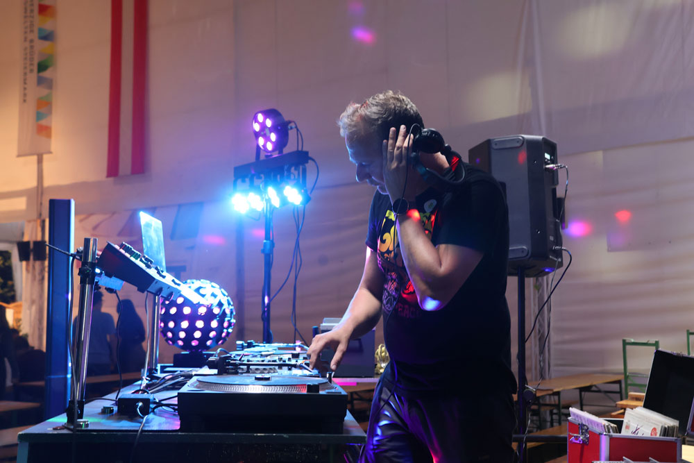 Samstag Abend legte DJ Hörminator auf dem Zeltfest auf.