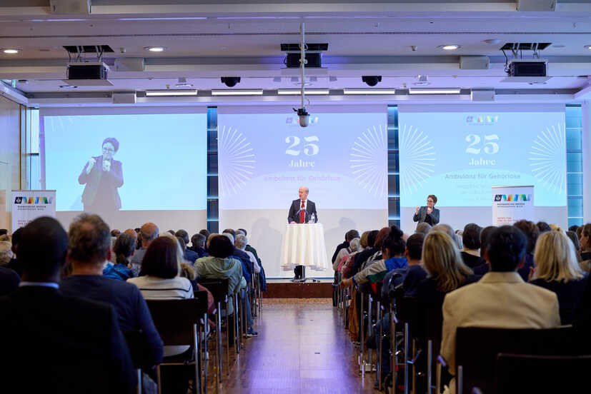 Mehr als 200 Festgäste feierten am 4. Oktober 25 Jahre Gehörlosenambulanz  im Rahmen eines Festaktes.