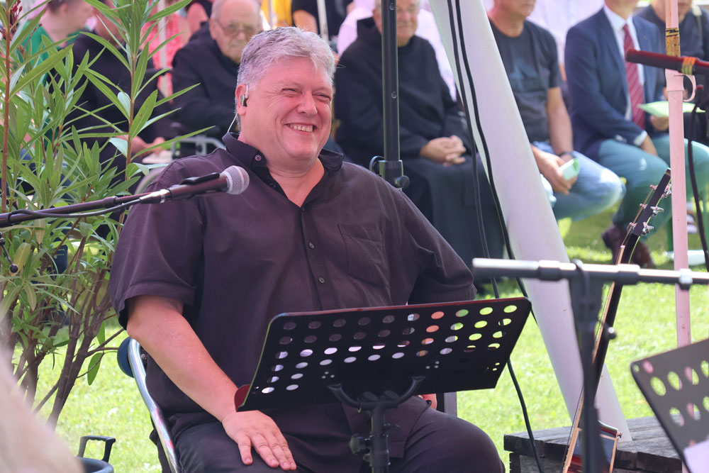 Diakon Peter Weinhappl leitete den Mitarbeiter*innen Chor.