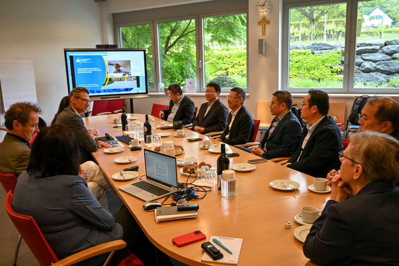 Internationale Delegation aus Shanghai