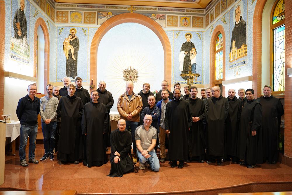 Gruppenfoto in der Klosterkirche der Barmherzigen Brüder in Genzano di Roma.