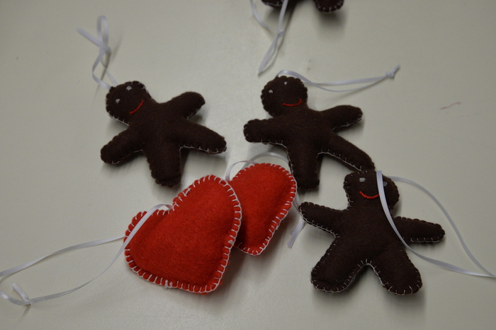 genähte Herzen und Figuren