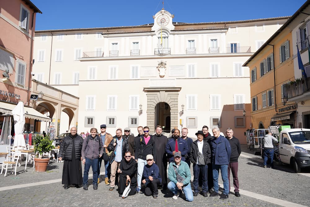 Die Brüder vor dem päpstlichen Palast in Castel Gandolfo.
