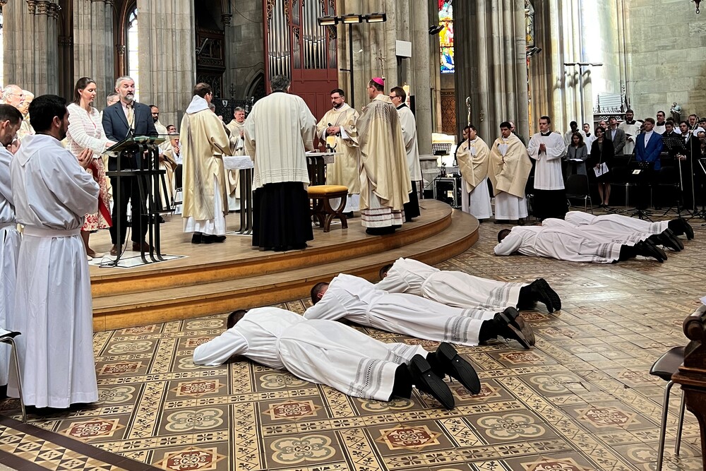 Während der Allerheiligenlitanei liegen die Kandidaten am Boden.