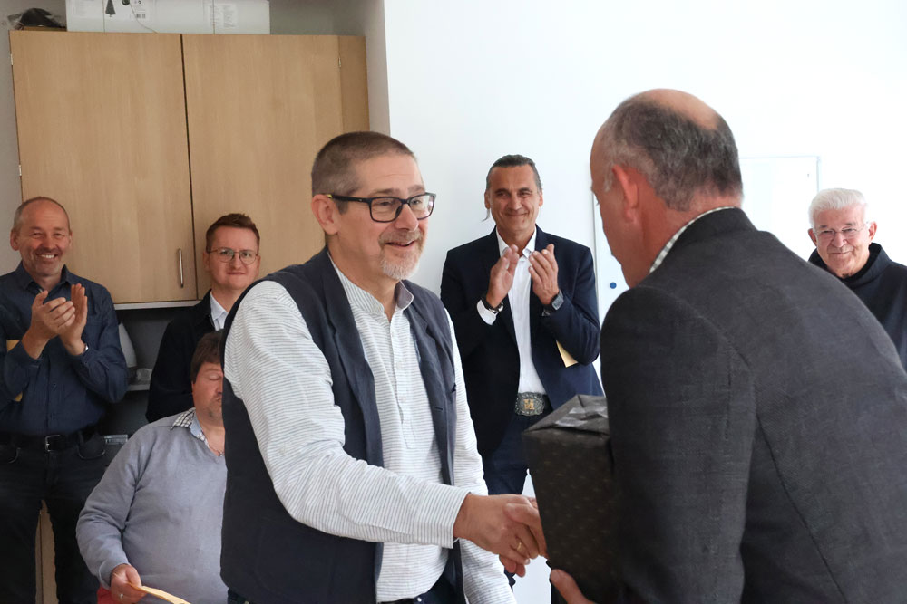 Bürgermeister Stefan Wilhelm (rechts) überreichte dem Leiter der TWS Günther Tausz einen Wasserkrug als Einweihungsgeschenk.