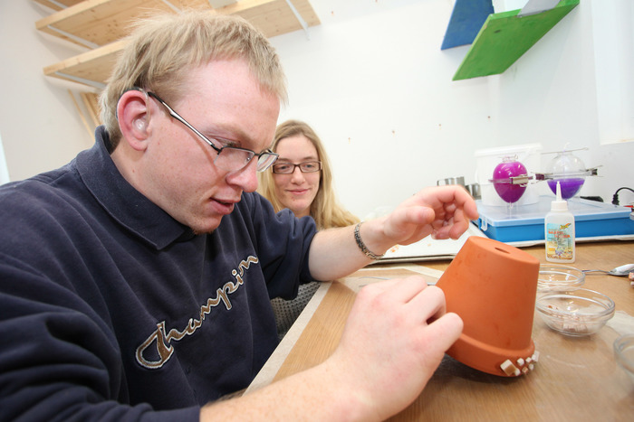 Klient beim Töpfern