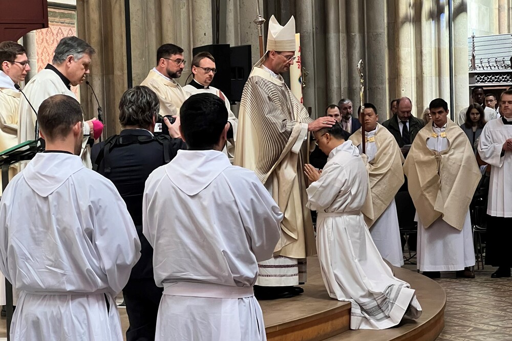 Handauflegung im Rahmen der Weihe.