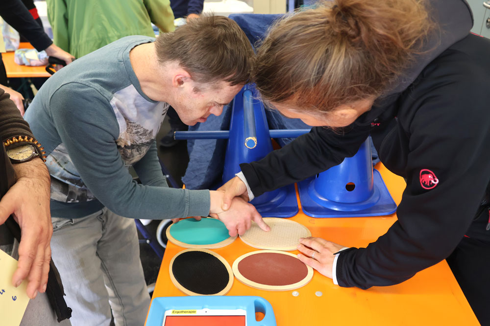 Verschiedene Texturen und Gegenstände standen im Mittelpunkt bei der Fühlstation.