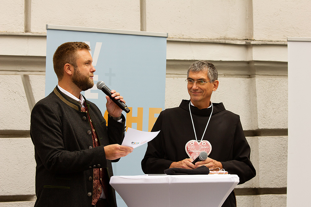 Frater Johannes Karlik OH auf der Bühne im Gespräch mit Moderator Rainer Keplinger.