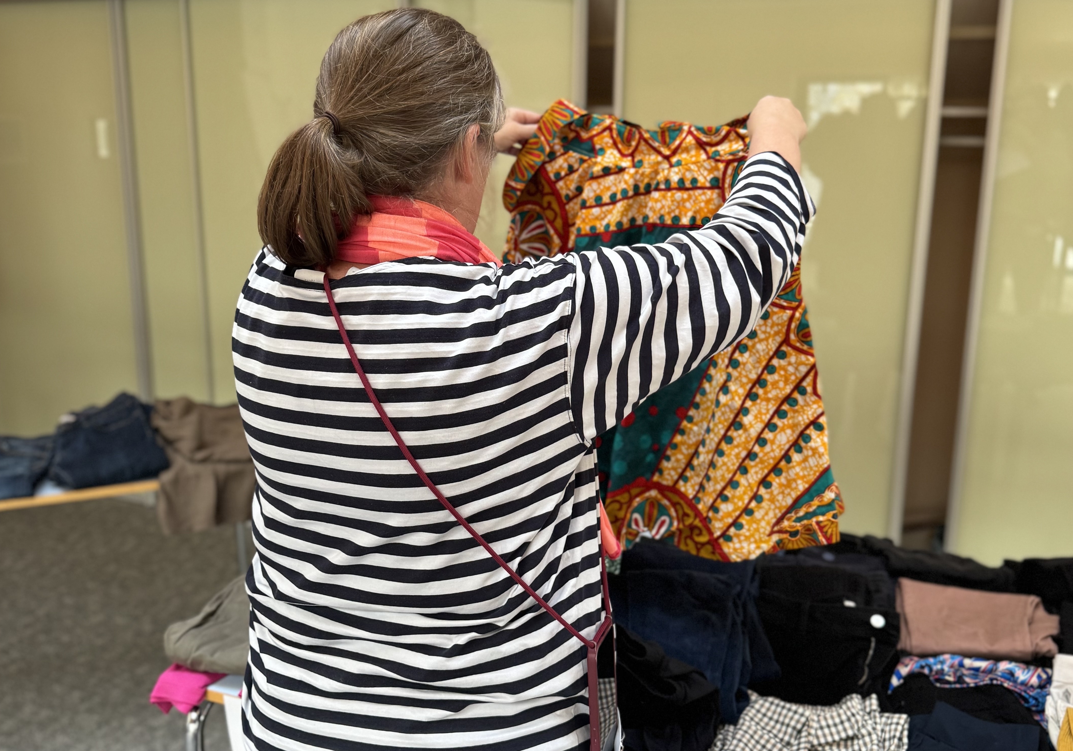 Mitarbeiter:innen nutzten die Gelegenheit, um neue Kleidungsstücke auszusuchen. 