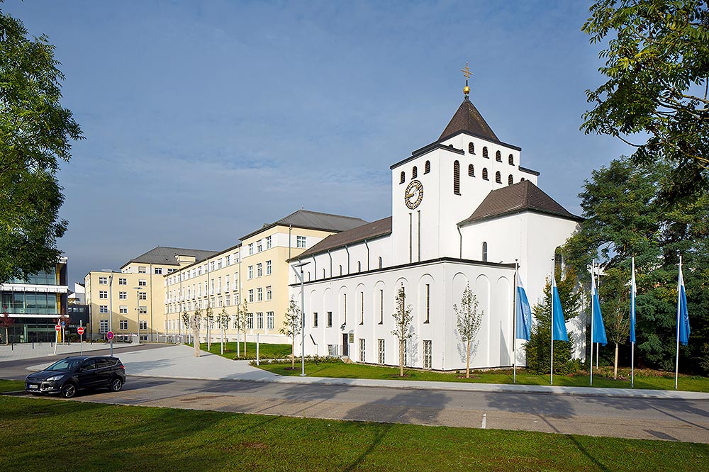 Kirche und Teilansicht des Krankenhauses in Regensburg