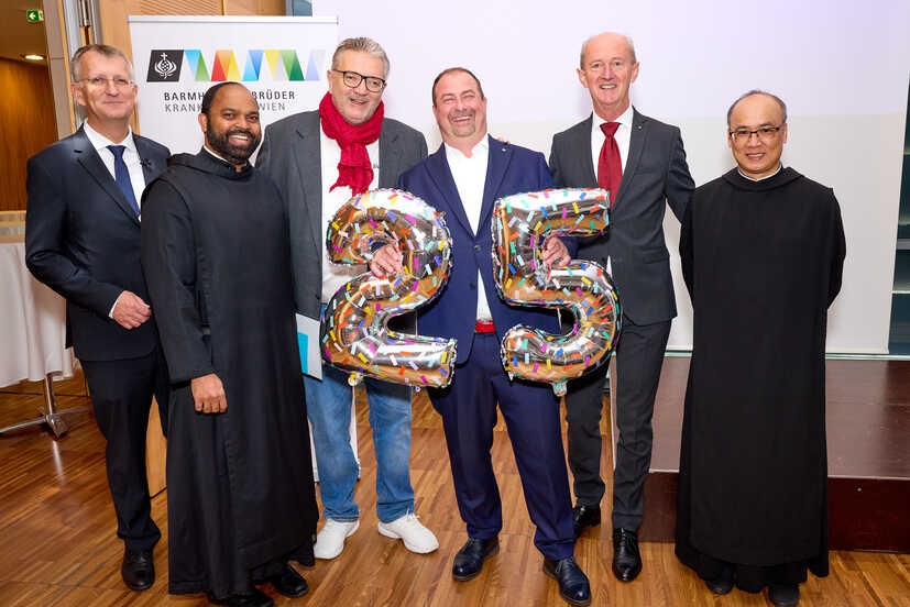 Zahlreiche Ehrengäste (u.a. Stadtrat Peter Hacker (3. v.l.) und Bezirksvorsteher Alexander Nikolai (l.) nahmen am Festakt am 4. Oktober teil.