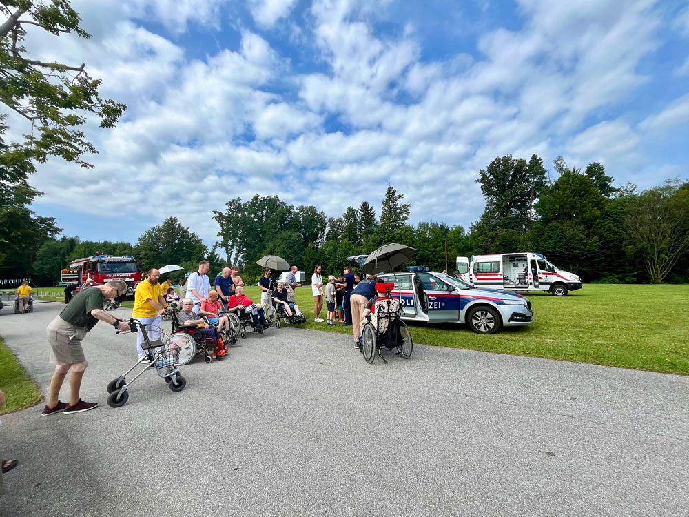 Beim Blaulichttag bekamen die Kinder und Bewohner*innen gemeinsam Einblicke in die Arbeit von Feuerwehr, Polizei und Rettung.