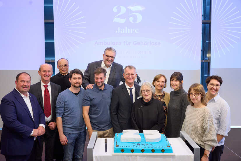 Das Team der Gehörlosenambulanz mit den Ehrengästen und der Geburtstagstorte.