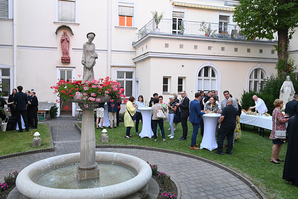 Im Anschluss an die Orgelweihe fand im Klostergarten eine Agape statt.