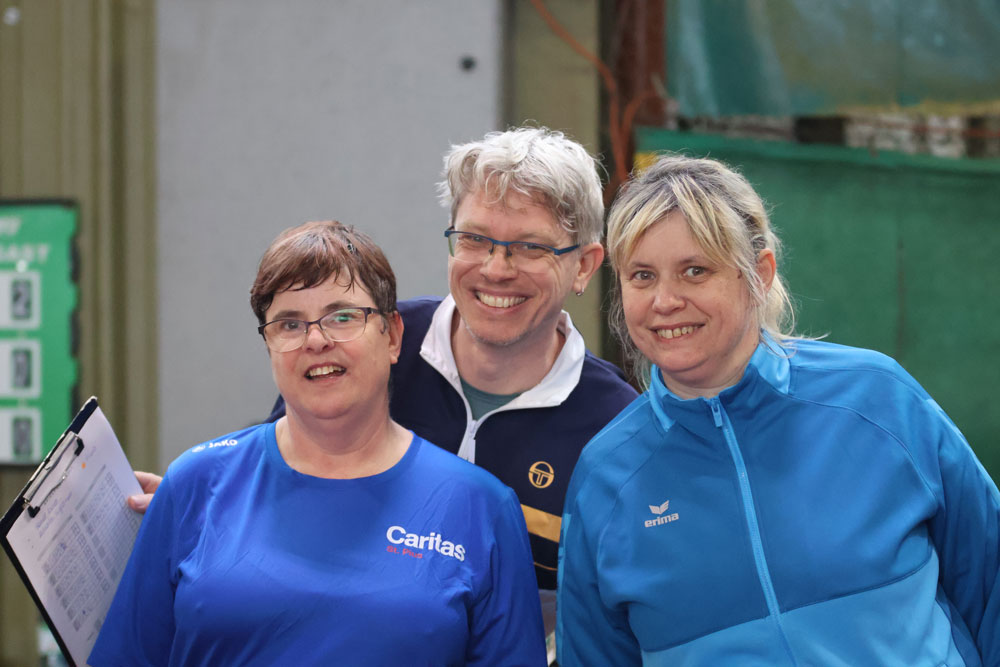 Sieglinde Altreiter (Caritas OÖ - St. Pius) und Nicole Handl (Lebenswelten Steiermark) mit Schiedsrichter Alexander Weiner