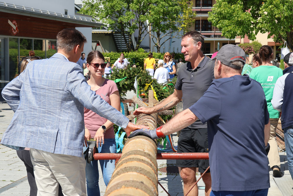 Es waren viele Helfer*innen zum Maibaumaufstellen gekommen.