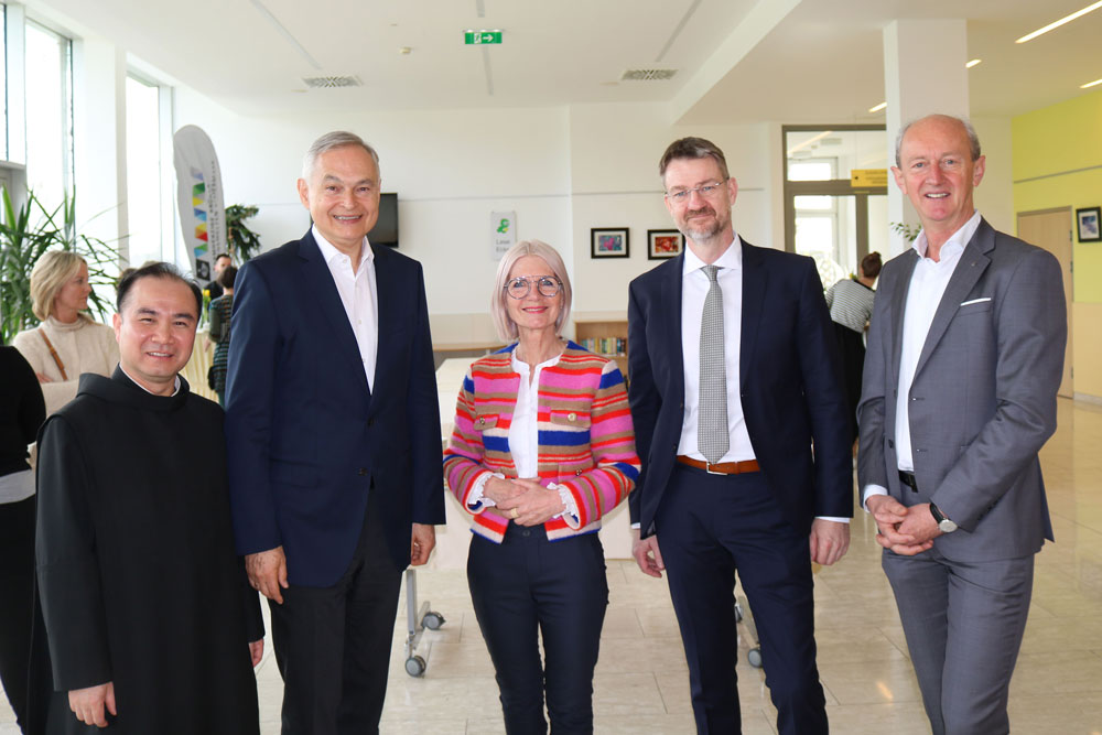  Pater Prior Antonius Nguyen (KH BB Graz), Univ.-Prof. Dr. Gerhard Stark  (KAGES), Zweite Landtagspräsidentin Gabriele Kolar, Mag. Oliver Szmej MSc MBA (Gesamtleiter  KH BB Graz) und Ivan Jukić MAS (Gesamtleiter KH BB Wien) 