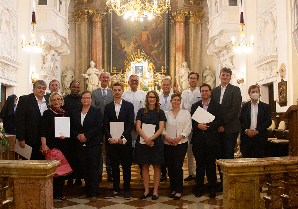 Gruppenfoto der neuen Oberärzt*innen, der Stationsleitung und des stv. Pflegedirektors.
