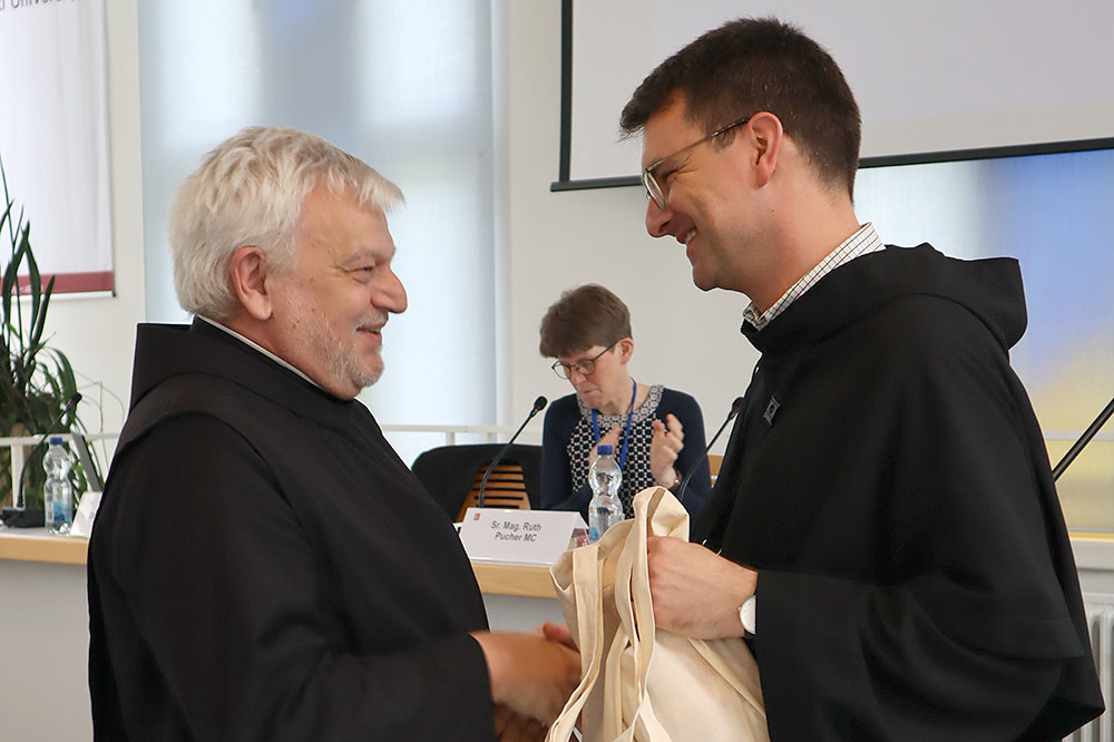 Provinzial Rudolf Knopp gratuliert Br. Andreas Murk OFM Conv. zur Wahl.