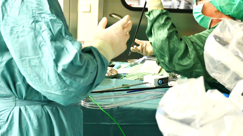 Operation mit Operationsroboter