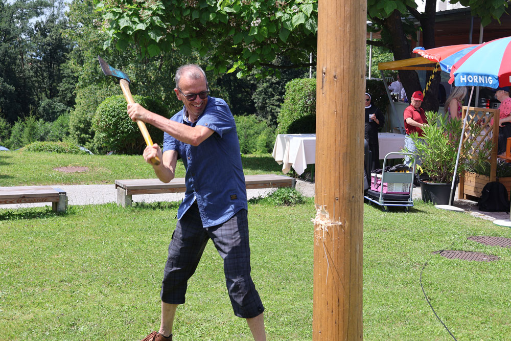 Voller Körpereinsatz beim Umschneiden des Maibaumes.