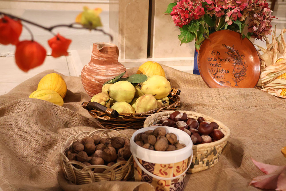 Die Gaben rund um den Altar bestanden zum Großteil aus Dingen, die bei uns gewachsen sind.