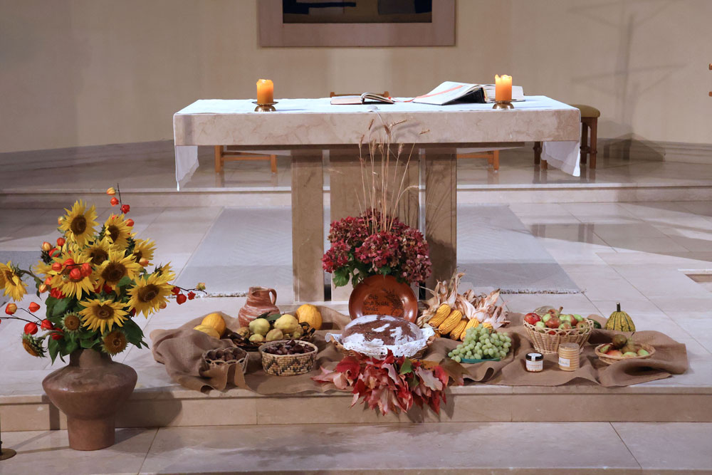 Der Altar in der Kirche wurde reich mit Gaben geschmückt.