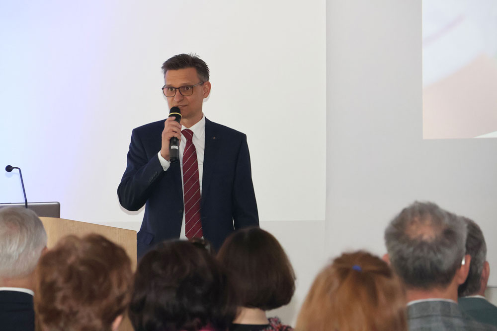 Gesamtleiter Mag. Frank Prassl, MBA bei der Begrüßung der Gäste