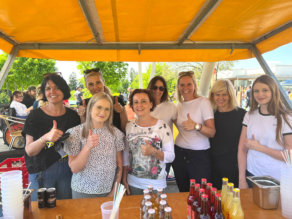 Die Kaufmännische Direktorin Mag. Manuela Dank (links) mit einem Teil ihres Teams.