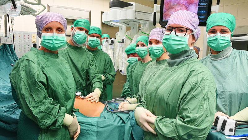 Operationsteam aus Medizin und Pflege