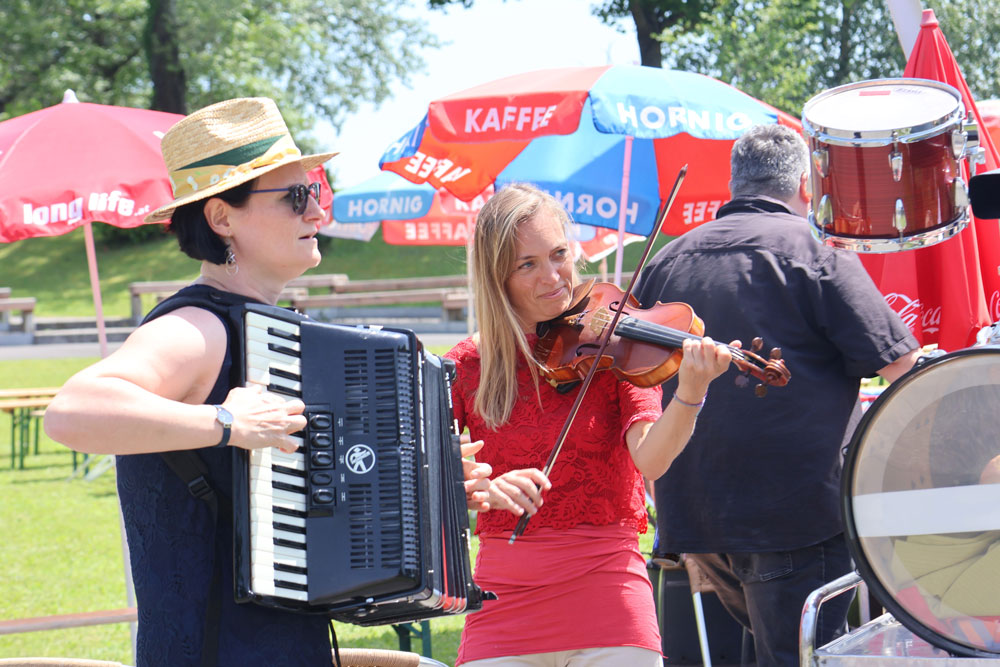 Musikalische Untermalung gab es auch während dem Maibaumumschneiden.