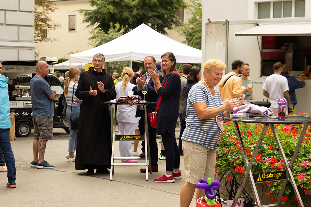 Bezirksvorsteher Alexander Nikolai, Bezirksrätin Doris Nikolai und Frater Johannes Karlik OH im Gespräch.