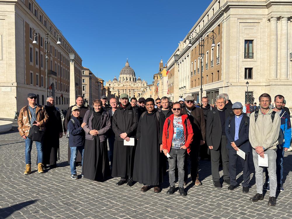 Das Bild zeigt die Brüder auf dem Weg zum Petersplatz, der Petersdom im Hintergrund.