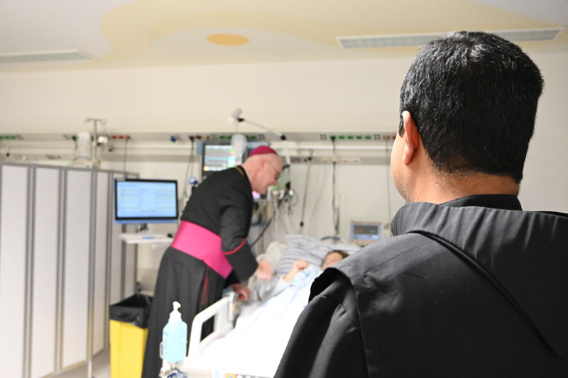 Bischof und Barmherzige Brüder besuchen Patient:innen