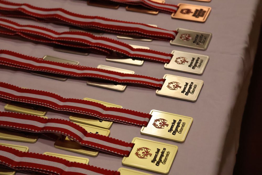 Die Medaillen wurden bei der feierlichen Siegerehrung an die Sportler*innen übergeben.