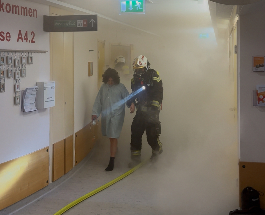 Die Feuerwehrmänner bei der Rettung eines Patienten. 