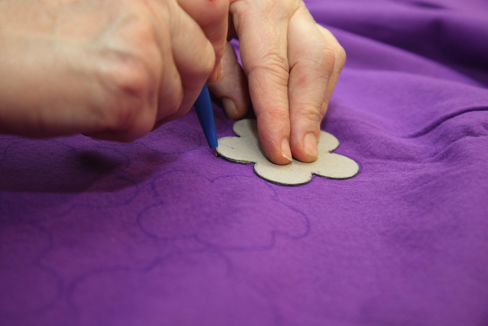 Schablone wird auf Stoff gezeichnet