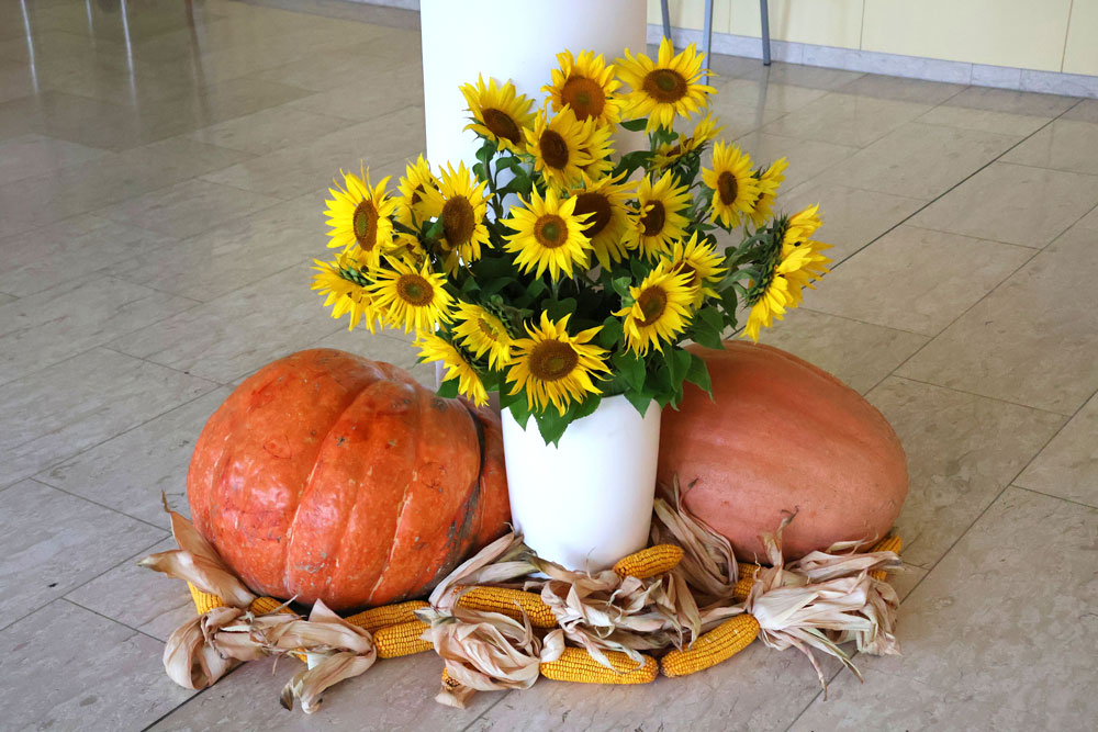 Nicht nur in der Kirche, auch im Eingangsbereich gibt es herbstliche Dekoration.