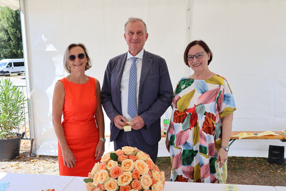 Barbara Baronig, der ärztliche Direktor Dr. Friedrich Rous und Frau Dr. Ehrentraud Roitner begrüßten am Sonntag die Gäste beim Eingang zum Zeltfest. (v.l.n.r.)