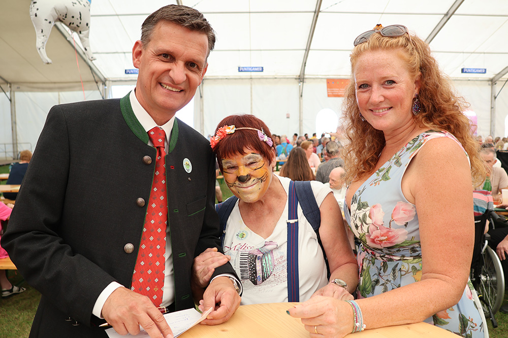 Gesamtleiter Mag. Frank Prassl mit Ingeborg und Nationalratsabgeordneter Fiona Fiedler