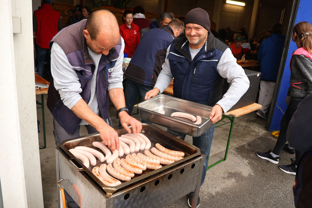 Das Team der Landwirtschaft versorgte die Gäste mit ordentlich Bratwürstchen.