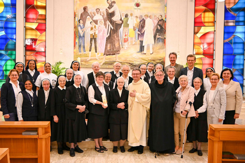 Festgäste nach dem Dankgottesdienst